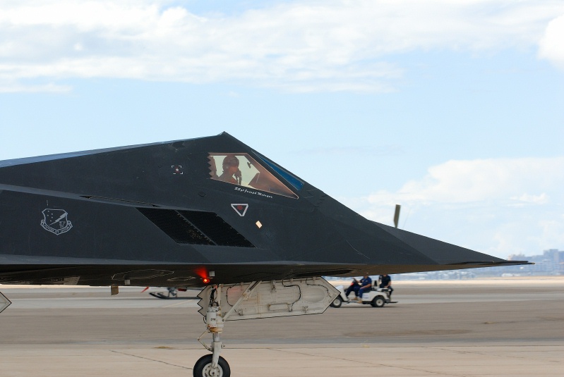 F117 taxing at Miramar air show-3 10-13-06