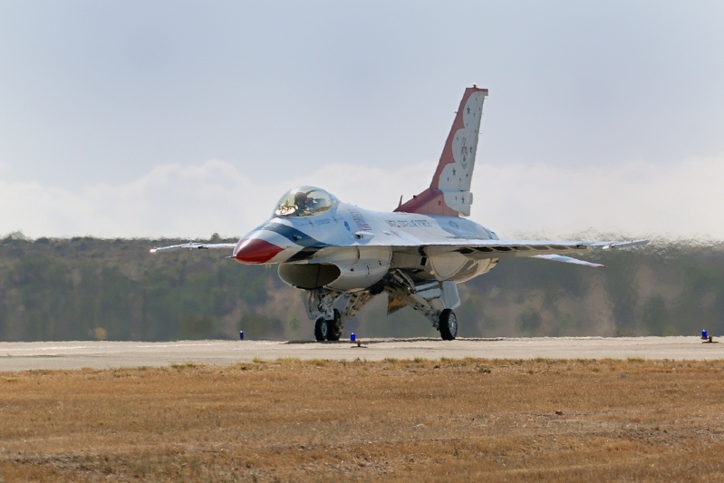 Air Force Thunderbird F16 taxiing at Miramar air show-03 10-12-07
