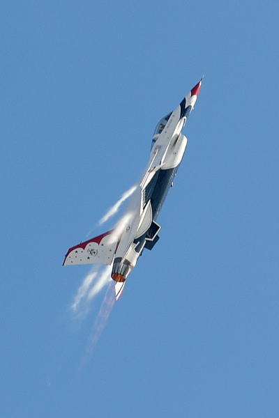 Air Force Thunderbird F16 in flight at Miramar air show-31 10-12-07