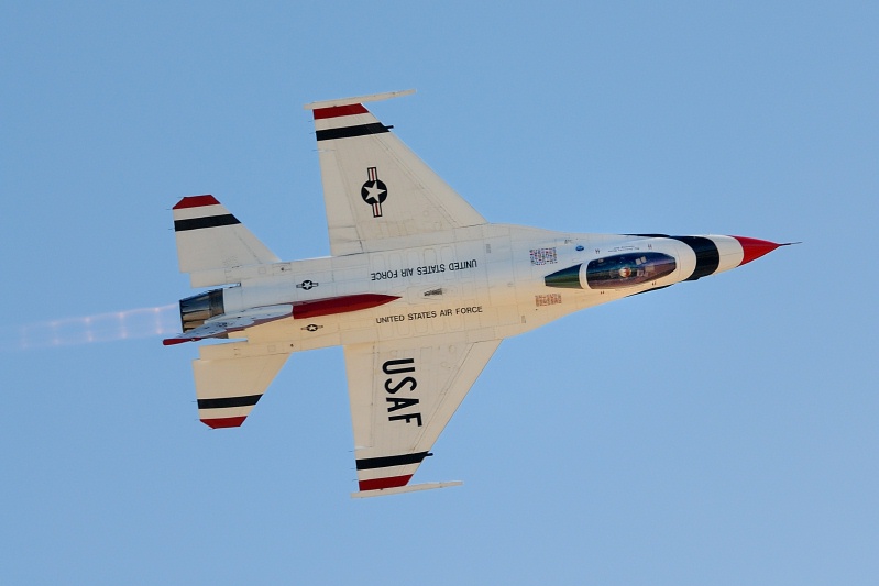 Air Force Thunderbird F16 in flight at Miramar air show-04 10-12-07