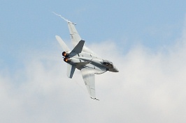 F18 Super Hornet in flight at Miramar air show-45 10-12-07