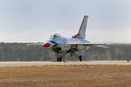 Air Force Thunderbird F16 taxiing at Miramar air show-03 10-12-07