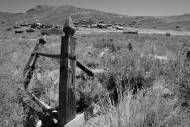 Delapidated grave at Bodie cemetery-03bw 6-8-07