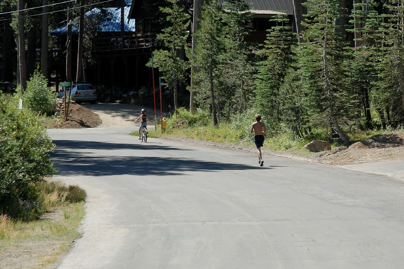 Kady Brette leading family triathalon at Serene Lakes-02 7-29-07