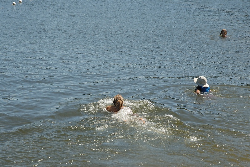 Shannon swimming in family trathalon at Serene Lakes-01 7-29-07