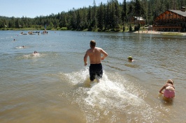 John Schureman starting swim in family triathalon at Serene Lakes-03 7-29-07