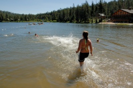 Kelly starting swim in family triathalon at Serene Lakes-01 7-29-07