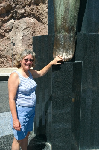 BG-LC rubbing toes of bronze statue at Hoover Dam 8-30-05