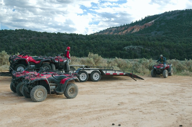 KS-BDL watching tour guide Jason unload ATVs at Red Canyon UT 9-1-05