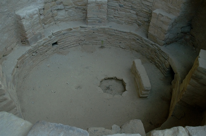QLG-Kiva in Cliff House ruins at Mesa Verde CO 9-4-05