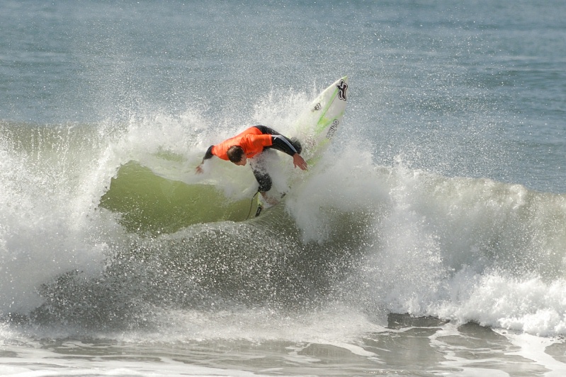 Surfer in contest at Oceanside-146 10-21-07
