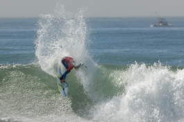 Surfer in contest at Oceanside-234 10-21-07