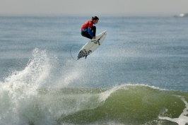 Surfer in contest at Oceanside-204 10-21-07