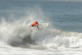 Surfer in contest at Oceanside-147 10-21-07