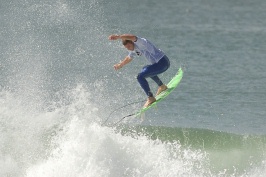 Surfer in contest at Oceanside-047 10-21-07